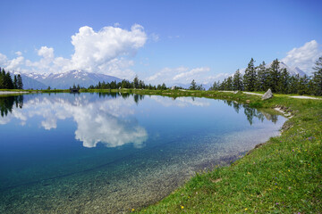 Blauer klarer Bergsee in Österreich Wandern Wanderurlaub 