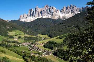 Ein beliebtes Urlaubsziel - Panoramablick  in das Villnösser Tal auf  den Ort Sankt Magdalena und die Bergspitzen der Geislergruppe - Dolomiten