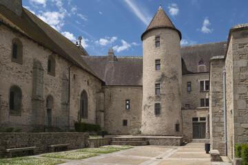 Fototapeta na wymiar Sur la voie de Rocamadour pour Saint-Jacques-de-Compostelle entre les départements de la Creuse et de la Corrèze.