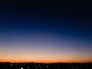 Obraz premium Sky gradient from blue to orange sunset