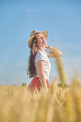 Obraz premium Young girl with long hair in a field