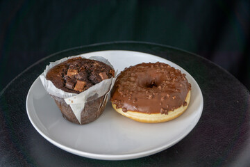 Donut und Muffin auf Teller