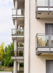 Fototapeta na wymiar Edificio urbano con balconi e parapetti in vetro