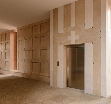 Tombe nuove in marmo con ascensore in cimitero