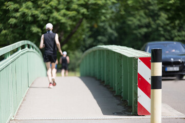 Jogger auf Brücke