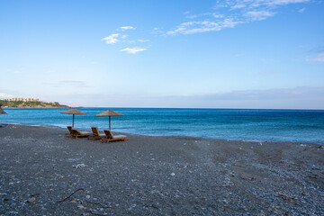 Sonnenliegen am Beach Griechenland