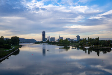Naklejka premium Wien Skyline mit Donau tollen Wolken