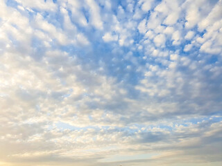 Obraz premium Blue sky with nice small clouds. Architectural or vector background.
