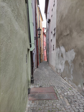 Vertical shot of the narrow Kramarska street and old buildings captured in Cheb, Czech Republic
