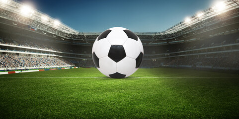 Fussball auf dem Fussballfeld © Thaut Images