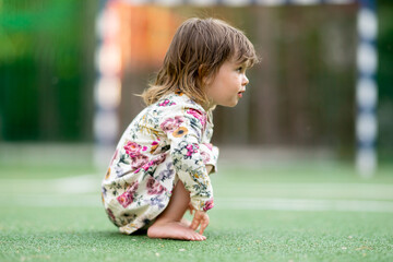 Dziewczynka na boisku