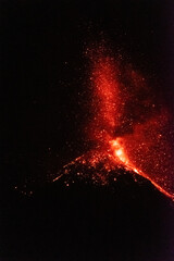 Volcan de fuego en éruption, lave et fumée