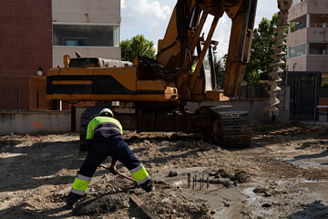 Obrero trabajando en obra, echando hormigón.