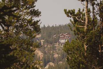 Fototapeta premium looking at a house in the colorado mountains through the trees
