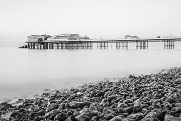 Papier Peint photo Lavable Noir et blanc Jetée de Cromer vue sur la plage de galets en monochrome