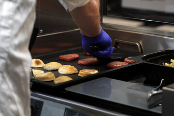 hamburguesas a la plancha en la plancha con sus panecillos