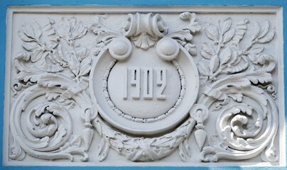 Elements of artistic decoration of the facade of the building