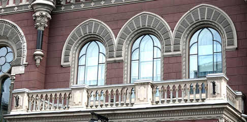 Obraz premium Facade of an old building with a balcony