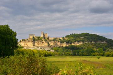 Panorama sur le village de Beynac-et-Cazenac (24220) sur son rocher, département de la Dordogne en...