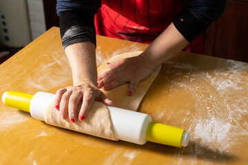 mujer amasando fideos caseros!!!
