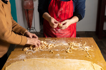 mujer amasando fideos caseros!!!