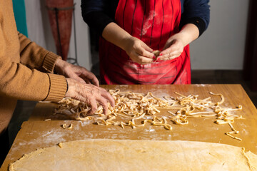 mujer amasando fideos caseros!!!
