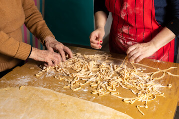 mujer amasando fideos caseros!!!