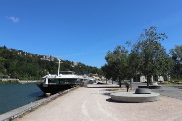 Bateau amarré le long de la riviere Saone dans le quartier d'affaires de Lyon Confluence, ville de Lyon, département du Rhone, France