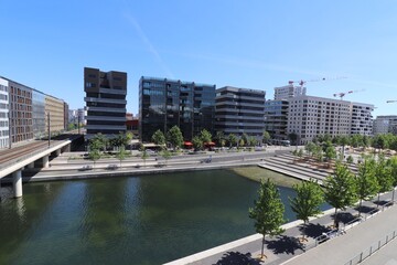 La darse, grand bassin artificiel dans le quartier d'affaires de Lyon Confluence, ville de Lyon,...