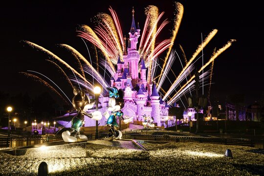 Feu d'artifice à disneyland Paris avec Mickey et Minnie