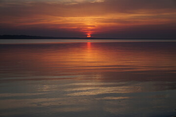 Obraz premium sunset in the sea. sunset at the beach. sunset over the sea. 