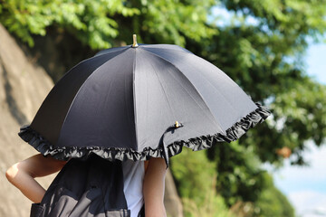 黒い日傘の女性