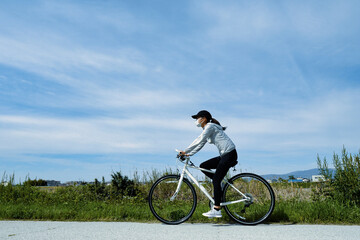 Fototapeta na wymiar ロードバイクに乗る女性