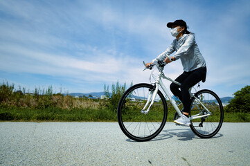 Obraz premium ロードバイクに乗る女性