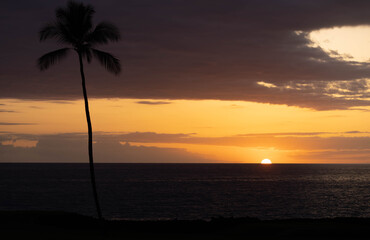 sunset on the Hawaiian sea low sun on right 3