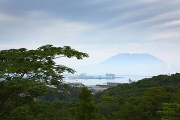 Fototapeta na wymiar 錦江湾公園から見る曇天の桜島 