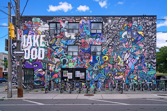 Toronto, Canada - Vegan Restaurant In A Trendy Downtown Neighborhood With An Abstract Mural By Artist Jimmy Chiale On Its Outside Wall, Https://www.jimmychiale.com/