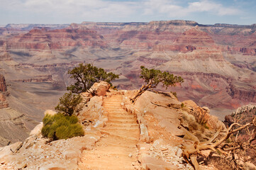The empty trail with no poeple with  the view over the Grand Canyon National Park