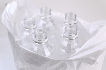 ゴミ袋に入った空のペットボトル