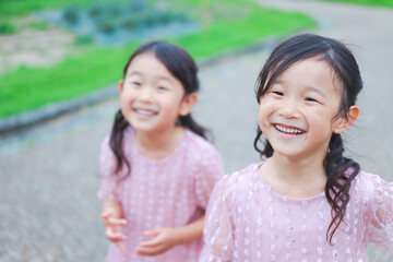 笑顔の双子の少女