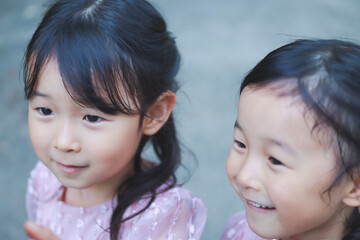 笑顔の双子の少女