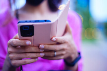 スマホと女性の手元