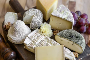 Fotobehang assortiment de fromages Français sur planche et table en bois © Jérôme Rommé