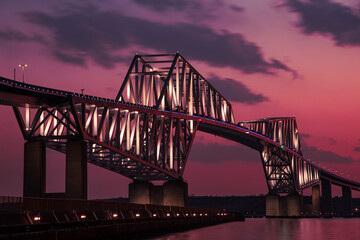 夕日に染まった橋