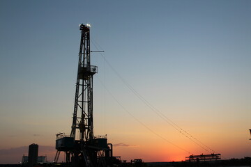 Fototapeta na wymiar Gorgeous sunrise view of a drilling rig in the Permian Basin of West Texas