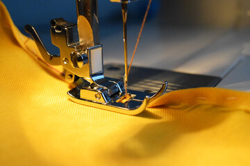 Máquina de coser con tela color amarillo