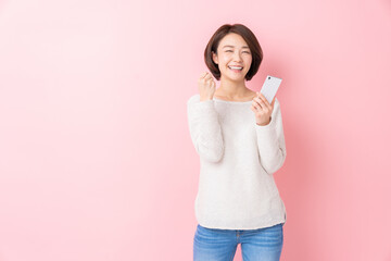 スマホを見る女性