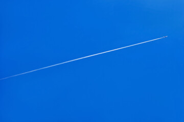 空の風景(青空) 青空に一直線を描く飛行機雲