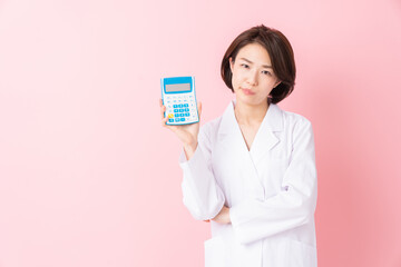 白衣の女性　電卓　考える