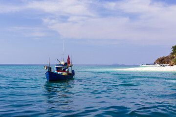 Fototapeta premium boat on the sea near white sand island